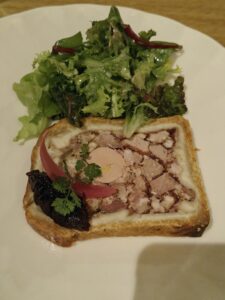 Les 3 Capitaines pâté en croûte, Moselle wine jelly and pickled red onions
