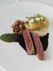 Australisches Rindsfilet (Australian Beef Tenderloin) – Grilled and served with Hasselback potato, chanterelles, Belper Knolle cheese, and parsley.